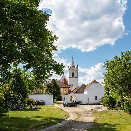 Ambrozuv Dvur Apartment Pouzdrany Bagian luar foto