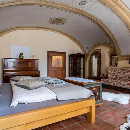 Ambrozuv Dvur Apartment Pouzdrany Bagian luar foto