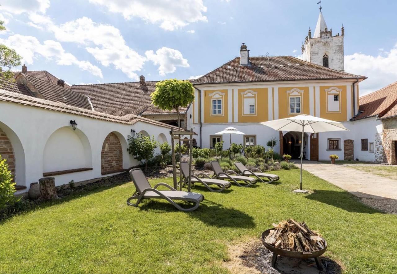 Ambrozuv Dvur Apartment Pouzdrany Bagian luar foto