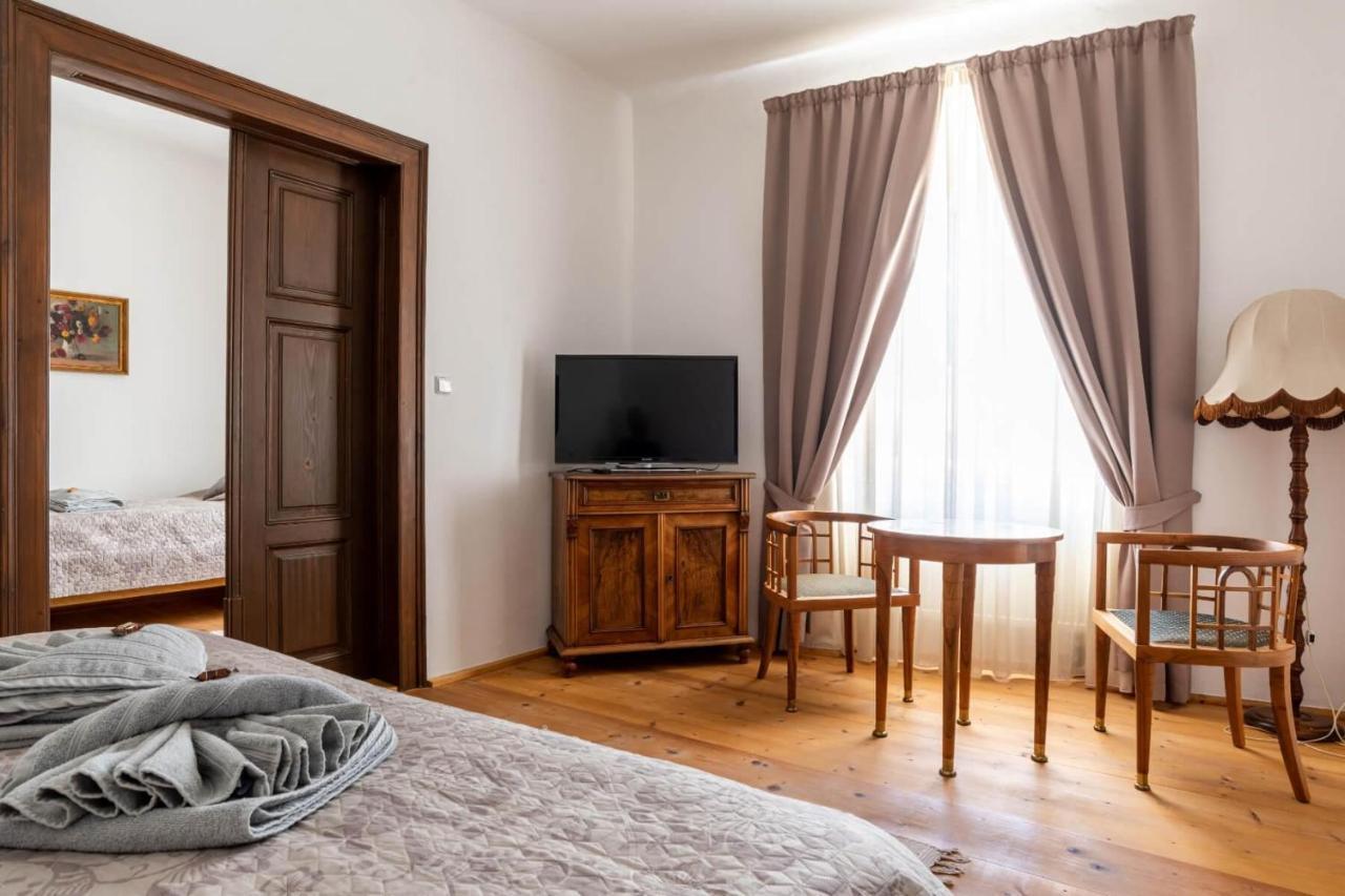 Ambrozuv Dvur Apartment Pouzdrany Bagian luar foto