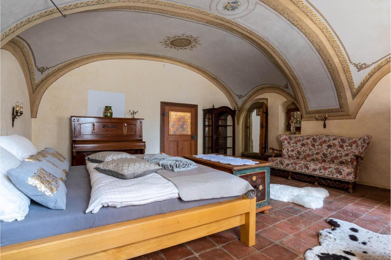 Ambrozuv Dvur Apartment Pouzdrany Bagian luar foto