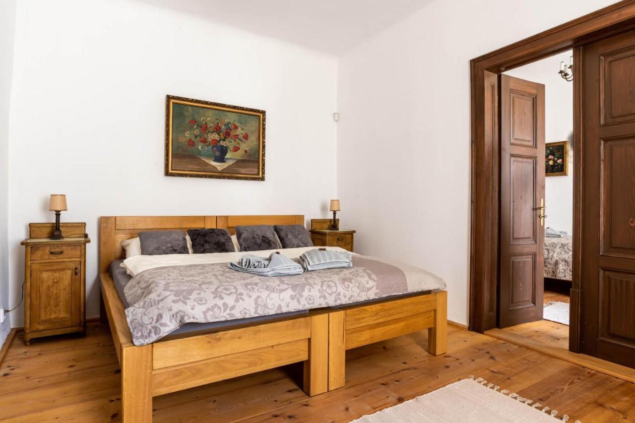 Ambrozuv Dvur Apartment Pouzdrany Bagian luar foto