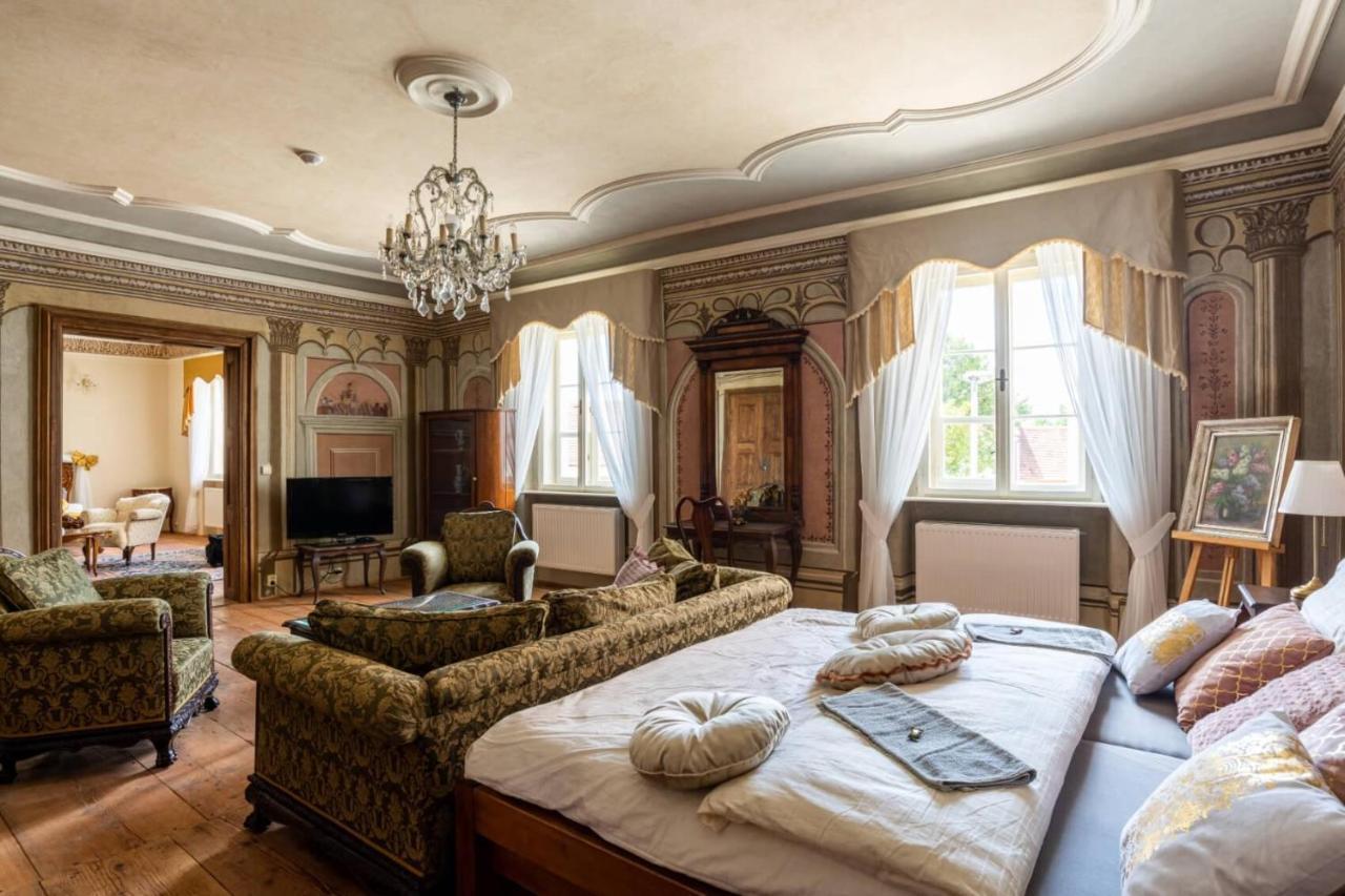 Ambrozuv Dvur Apartment Pouzdrany Bagian luar foto